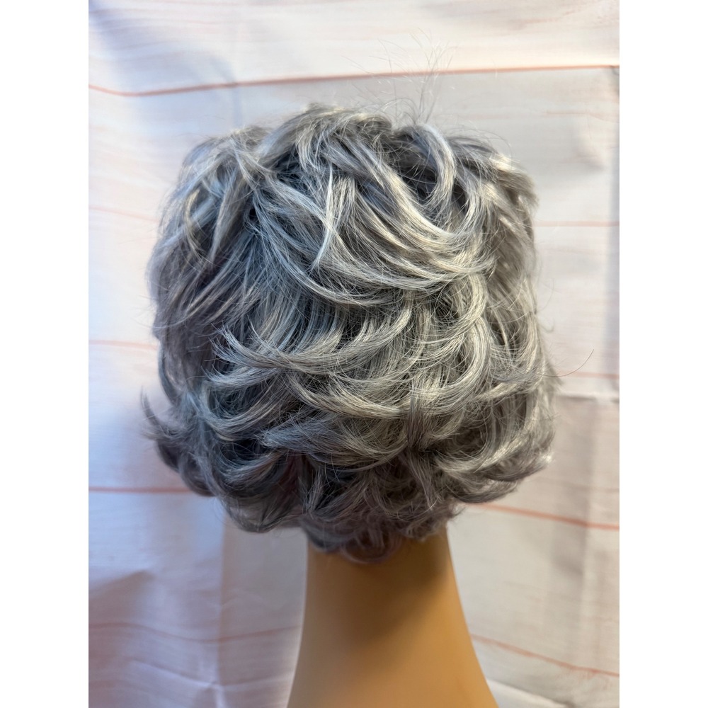 Silver pixie wig - Picture 3 of 4